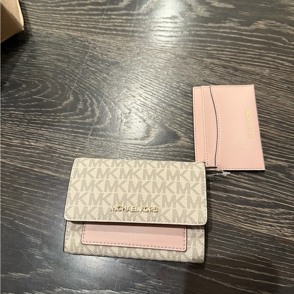 Jet Set Medium Signature Logo 2-in-1 Wallet - Picture 4 of 10